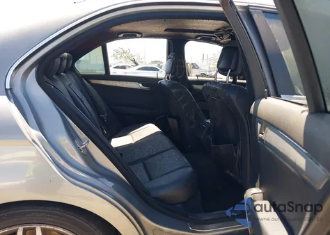 2010 Mercedes-Benz C 300 Luxury/Sport z USA, uszkodzony, nr VIN WDDGF5EB8AR105375